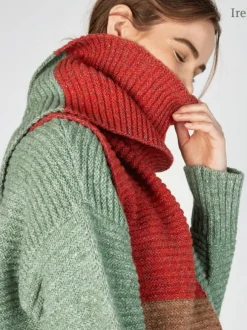 New Sweater Shop IrelandsEye Knitwear u2018Elderu2019 Contrast Panel Scarf Apple Sunset